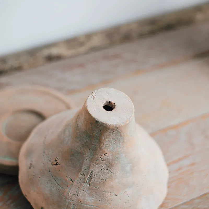 cache pot terre cuite rose pâle texture naturelle minimaliste plante mousse inclusion artisanalintérieur decoration