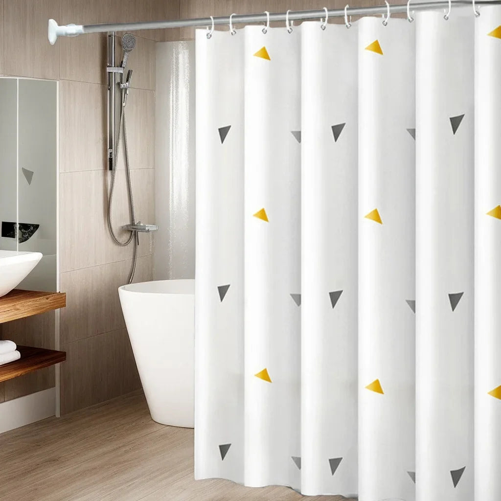 rideau douche moderne motif triangles blancs jaunes imperméable peva opaque anneaux fixations