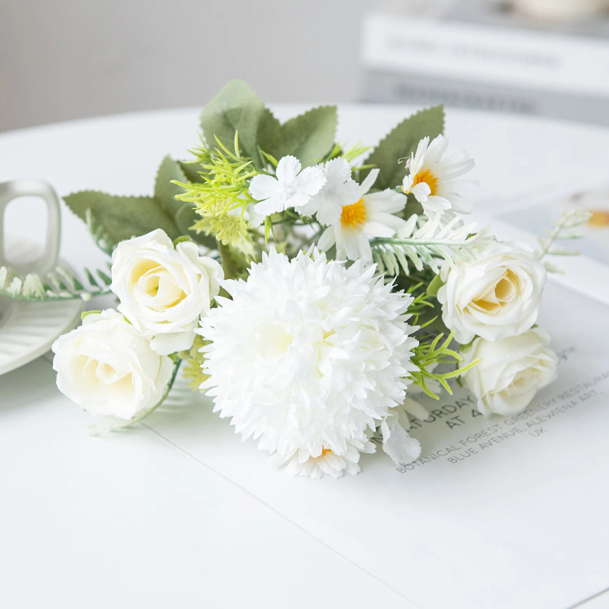 bouquets fleurs artificielles rose blanche bleue intérieur décoration maison panier tressé vases transparents