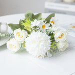 bouquets fleurs artificielles rose blanche bleue intérieur décoration maison panier tressé vases transparents