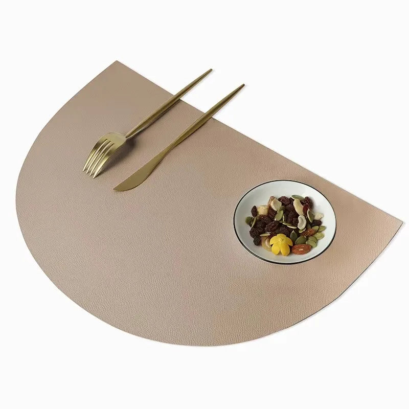 tapis table moderne bleu marine marron gris rose motifs géométriques opaques assiettes vaisselle minimaliste