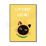 Affiche humoristique montrant un chat noir avec des yeux expressifs sur un fond jaune, accompagnée du slogan "But first lemon".