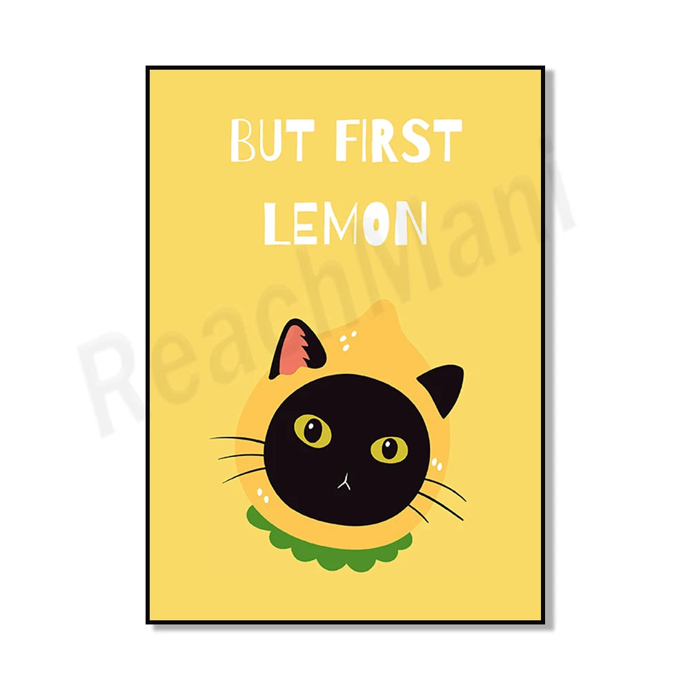 Affiche humoristique montrant un chat noir avec des yeux expressifs sur un fond jaune, accompagnée du slogan "But first lemon".