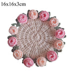 coussin crocheté motif floral artisanal couleur rouge rose orange jaune violet