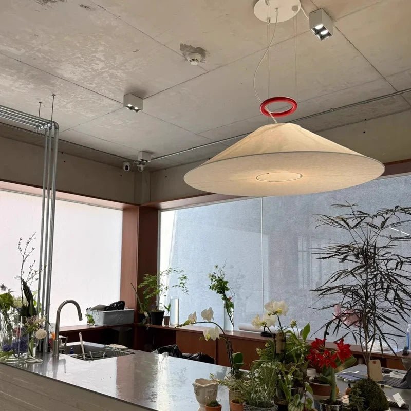 suspension lumineuse moderne minimaliste beige clair abatjour opaque câbles métalliques rouge salon chambre
