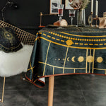 Une nappe aux motifs astraux décore la table, créant une ambiance chaleureuse et mystique dans cette pièce.