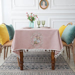 nappe table rectangulaire broderie fleurs rose gris franges élégante décoration maison mariage banquet