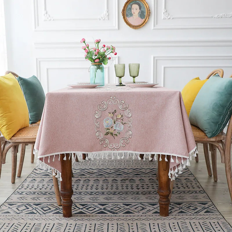 nappe table rectangulaire broderie fleurs rose gris franges élégante décoration maison mariage banquet
