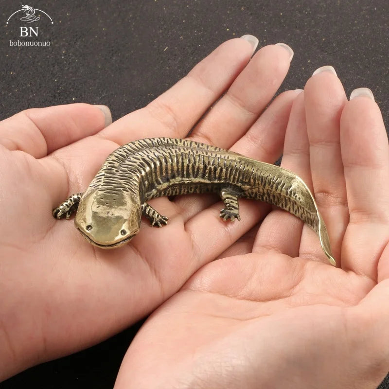 statuette axolotl dorée artisanale decorative pot céramique socle bois pesante unique collectionnement