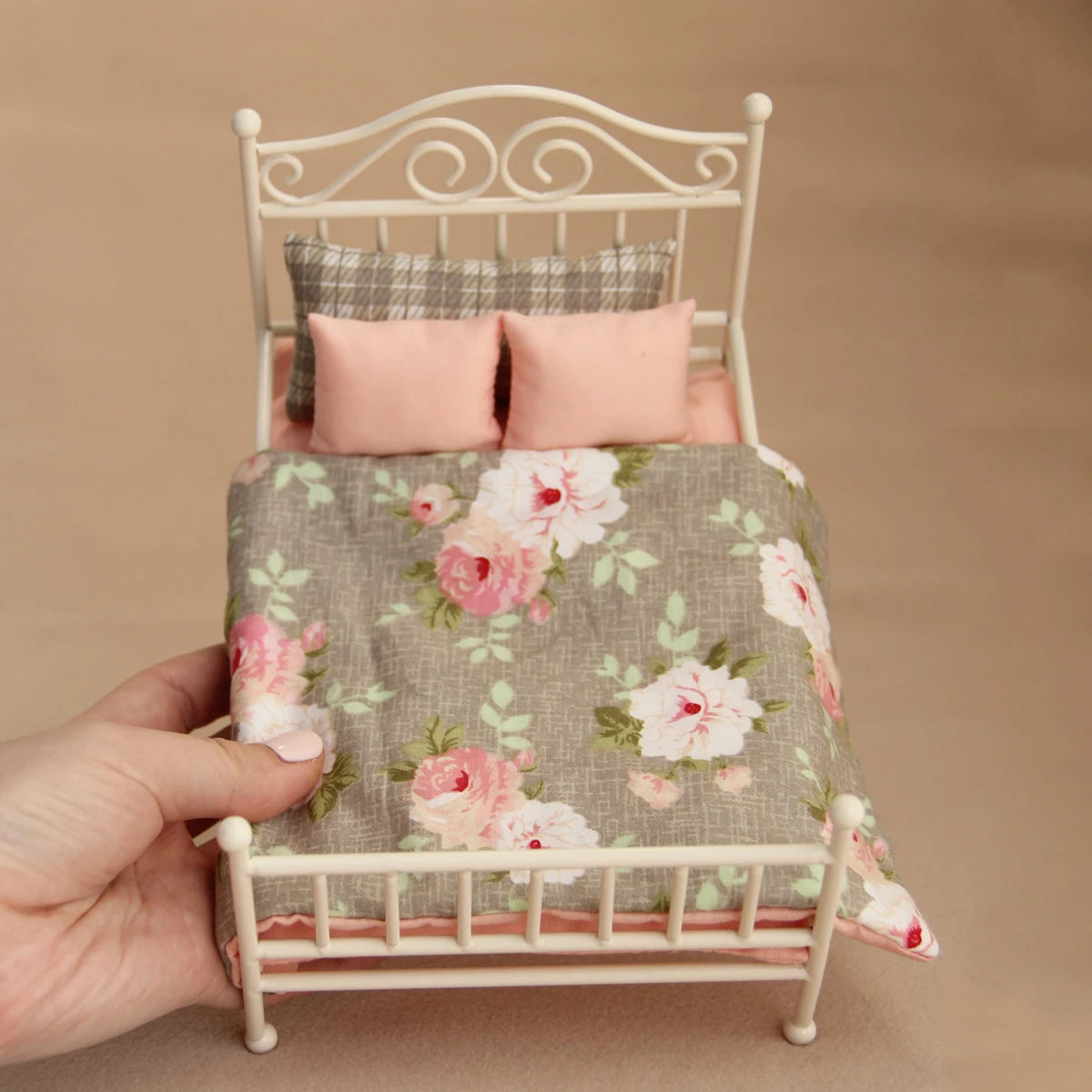 lit miniature fer blanc ensemble literie motifs floraux shabby chic canopée oreillers couette petite