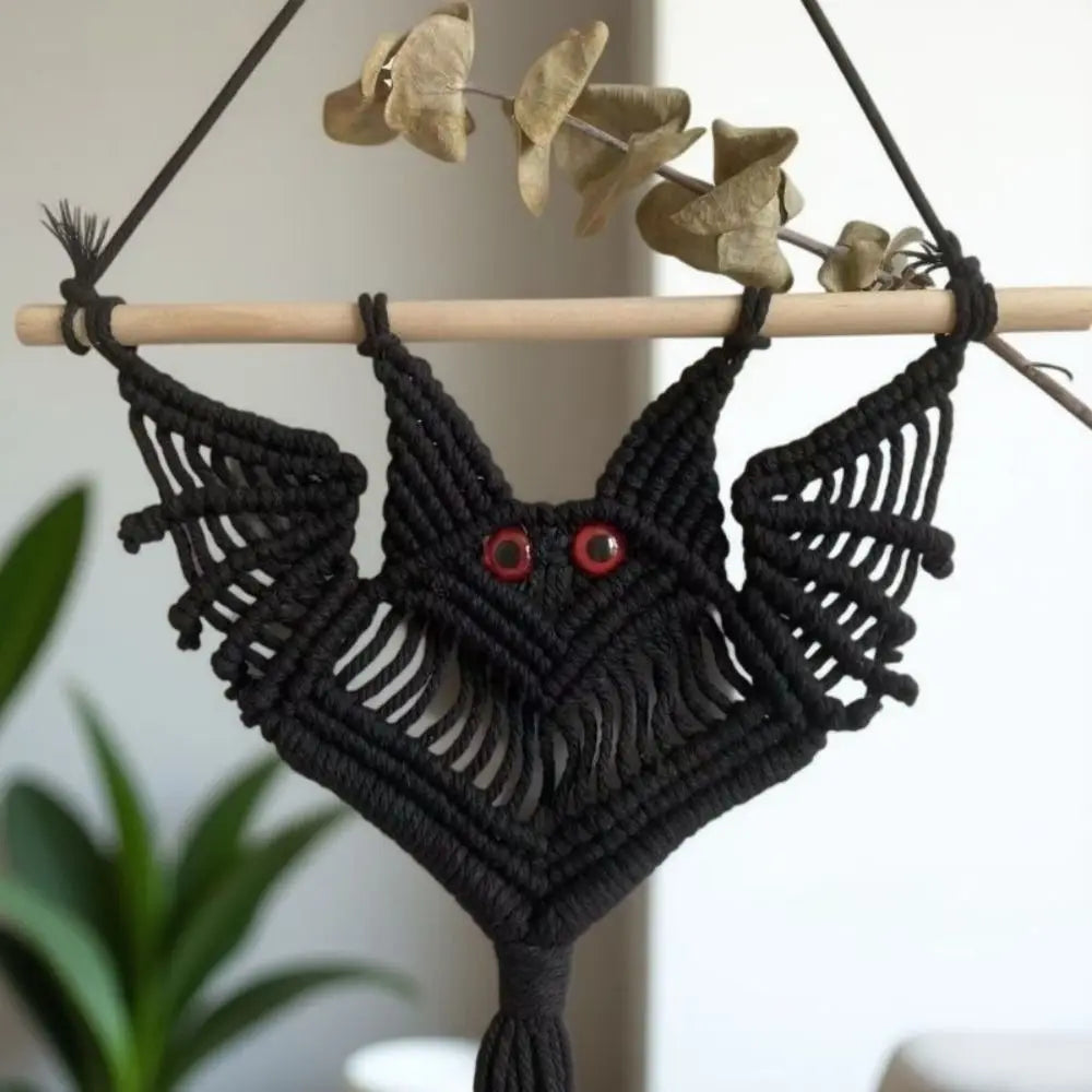 suspension décorative macramé oiseau yeux rouges artisanal noir boho chic barre bois