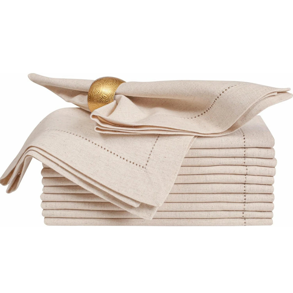Serviettes de table beiges empilées avec un anneau décoratif doré, pour un accueil élégant.