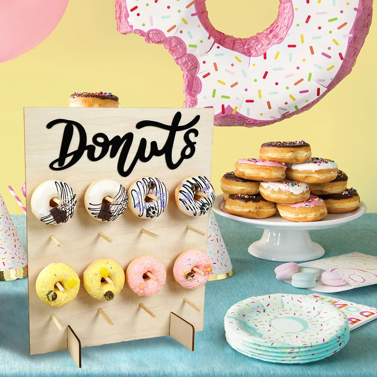 supports donuts bois clair fête donuts multicolores sprinkles glaçage textures variées donut bar piñata