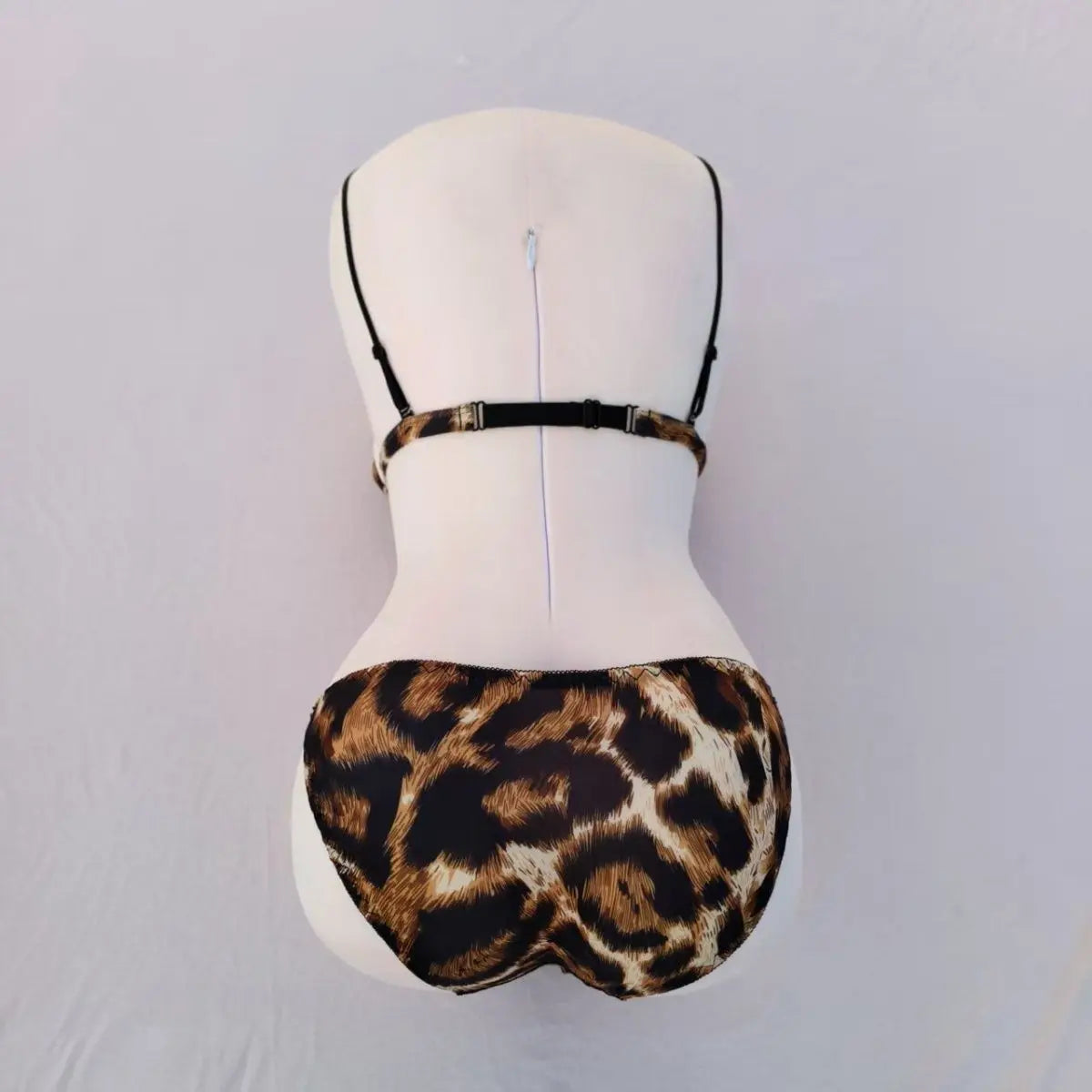 housses coussin forme corps féminin léopard velours lingerie soutien gorge triangle culotte dentelle noire