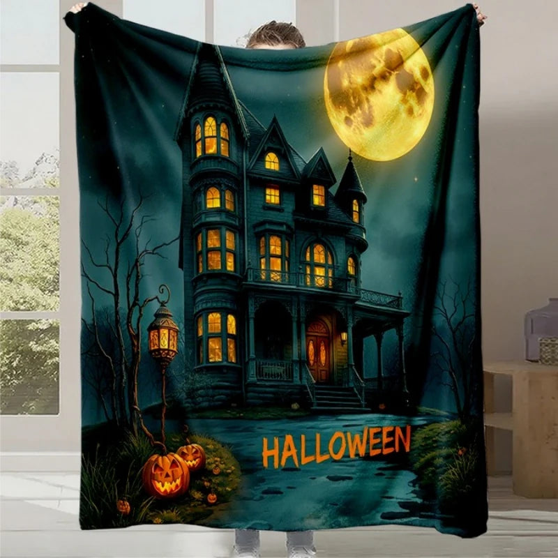 Une maison hantée illuminée sous une lune d'Halloween, avec des citrouilles et des éléments spooky dans un paysage nocturne.