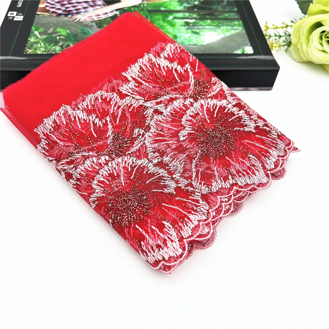 tissu décoratif dentelle polyester rouge motifs fleurs brillantes translucide broderie fine élégante