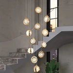 Lustre installé dans un escalier avec éclairage blanc naturel