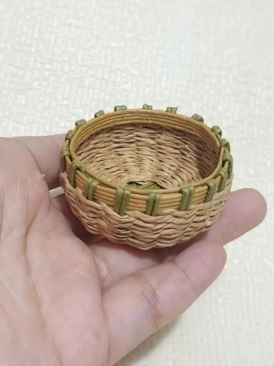 miniature panier osier rustique accessoires maison poupée décoration rangement paille naturel artisanal