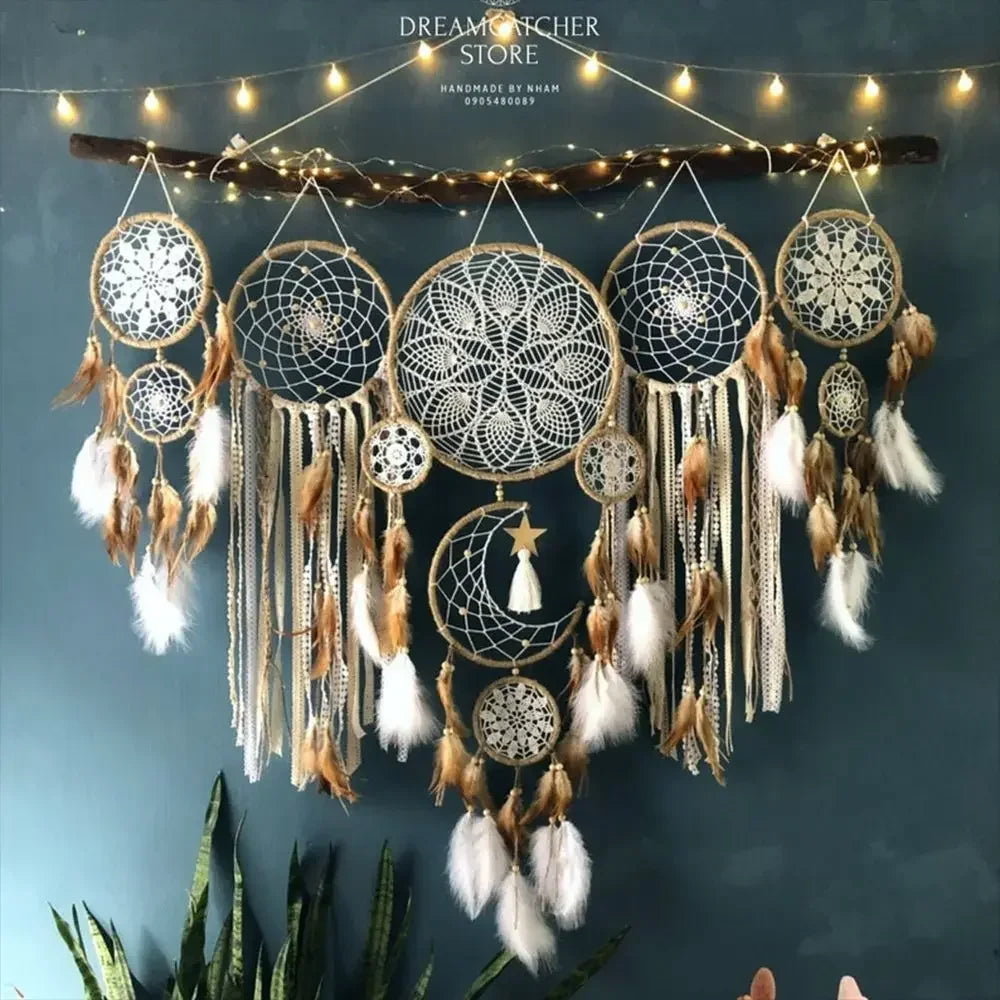 attrape rêves crochetés motifs floraux plumes blanc gris rose noir traditionnels artisanat