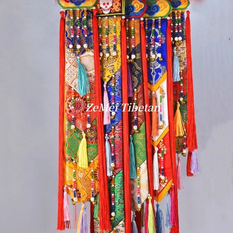 écharpe décorative ethnique brodée couleurs vives motifs floraux pompons traditionnelle intérieur temple