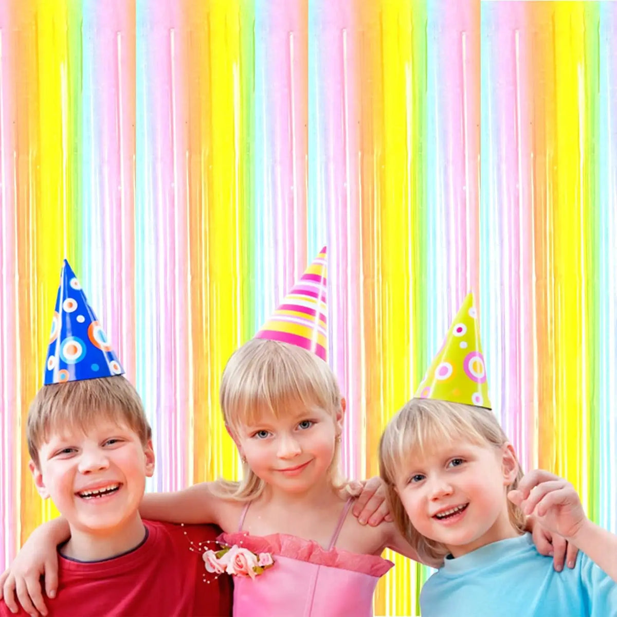 rideau festif arc ciel semi transparent lames verticales motifs joyeux anniversaire mariage