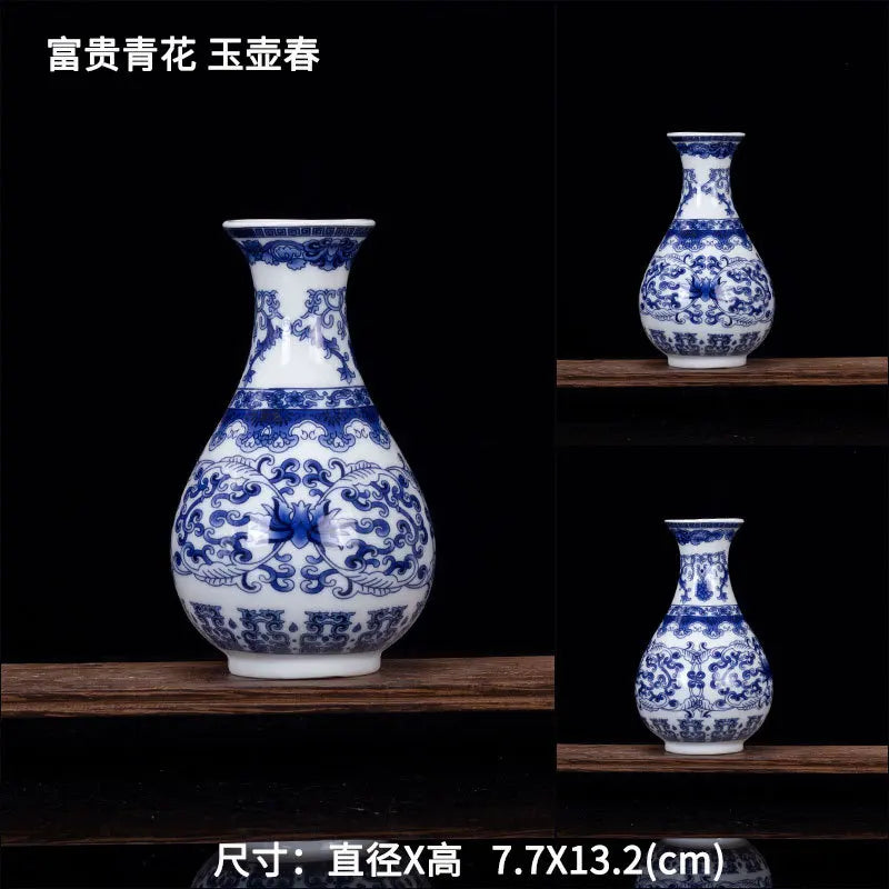 Élégants vases en porcelaine bleu et blanc avec motifs floraux ornementaux.