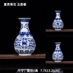 Élégants vases en porcelaine bleu et blanc avec motifs floraux ornementaux.