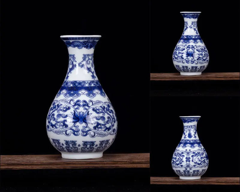 Élégants vases en porcelaine bleu et blanc avec motifs floraux ornementaux.