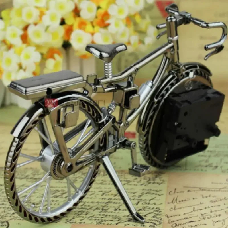 horloge forme vélo argenté métallique vintage roues selle pédales cadenas guidon