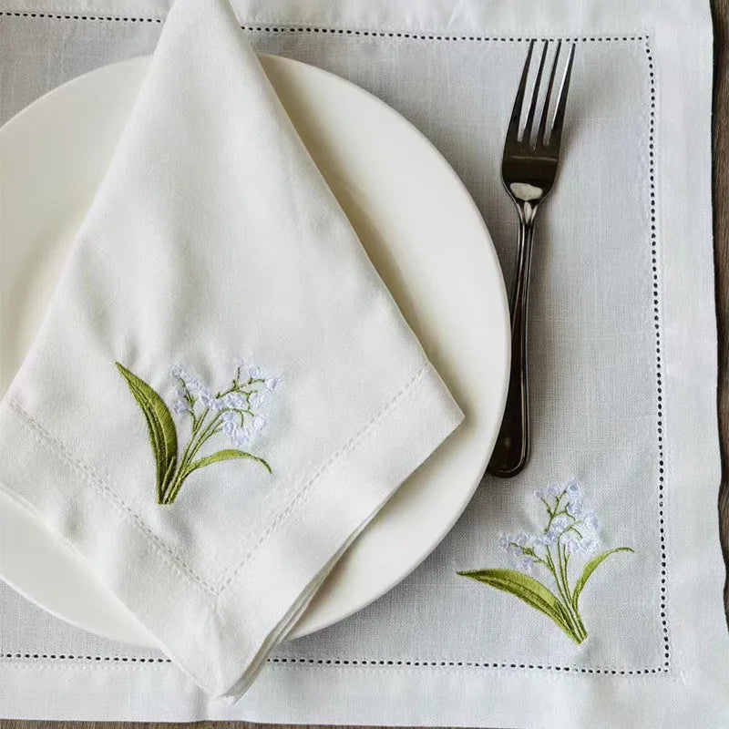 serviettes table brodées fleurs feuilles coton blanc vert bleu rustique fêtes maison mariage