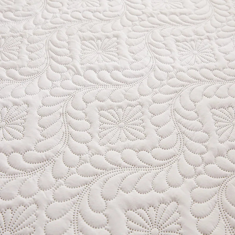 protège matelas imperméable blanc broderie florale classique lit chambre douce confortable