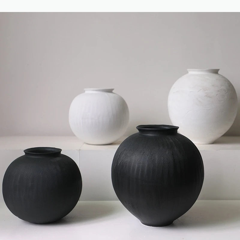vases noirs blancs rayures verticales modernes opaques décoration maison