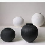 vases noirs blancs rayures verticales modernes opaques décoration maison