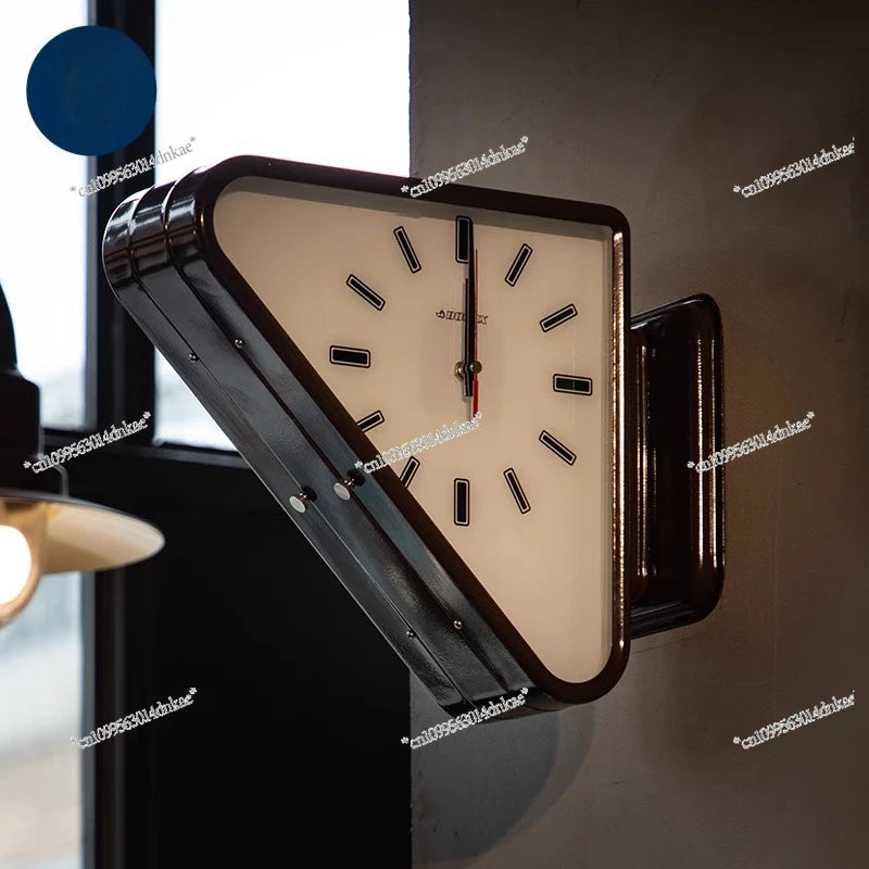 Horloge murale triangulaire double face en métal silencieuse sur un mur blanc