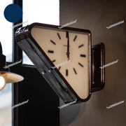 horloge murale rouge verte industrielle triangulaire double face métal simple chiffres noirs vintage élégante