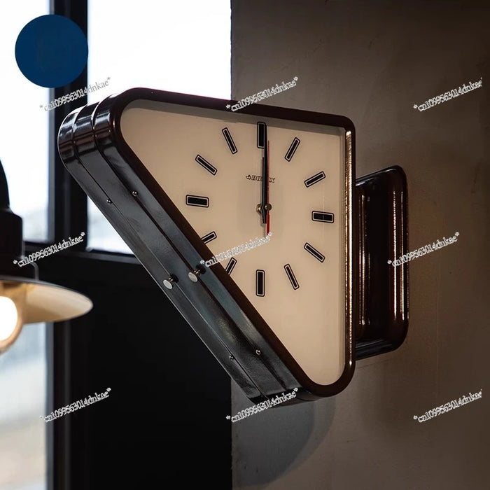 Horloge murale triangulaire double face en métal silencieuse sur un mur blanc