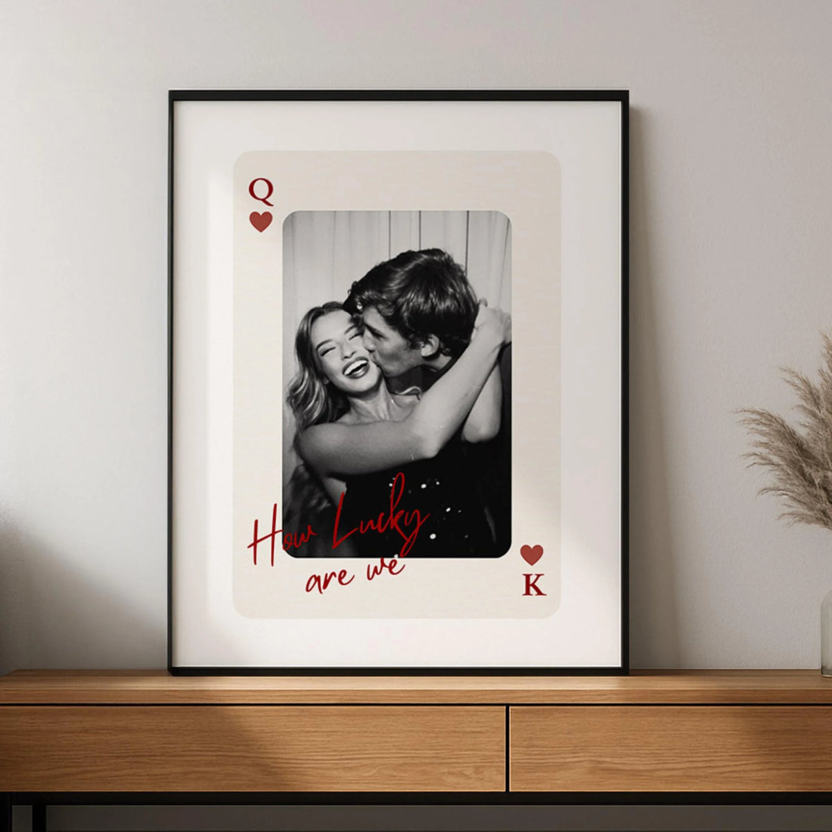 carte jouer personnalisée couple s'embrassant texte heureux cadre noir photo moderne classique