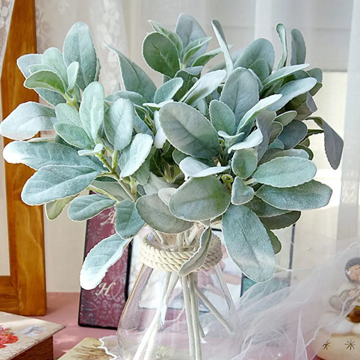 bouquet artificiel feuilles ovales vert clair gris rustique naturel vase transparent emballage brun serviette