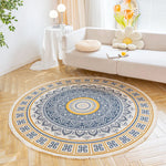 Tapis rond orné de motifs mandala décoratifs dans un décor de salon clair et lumineux.