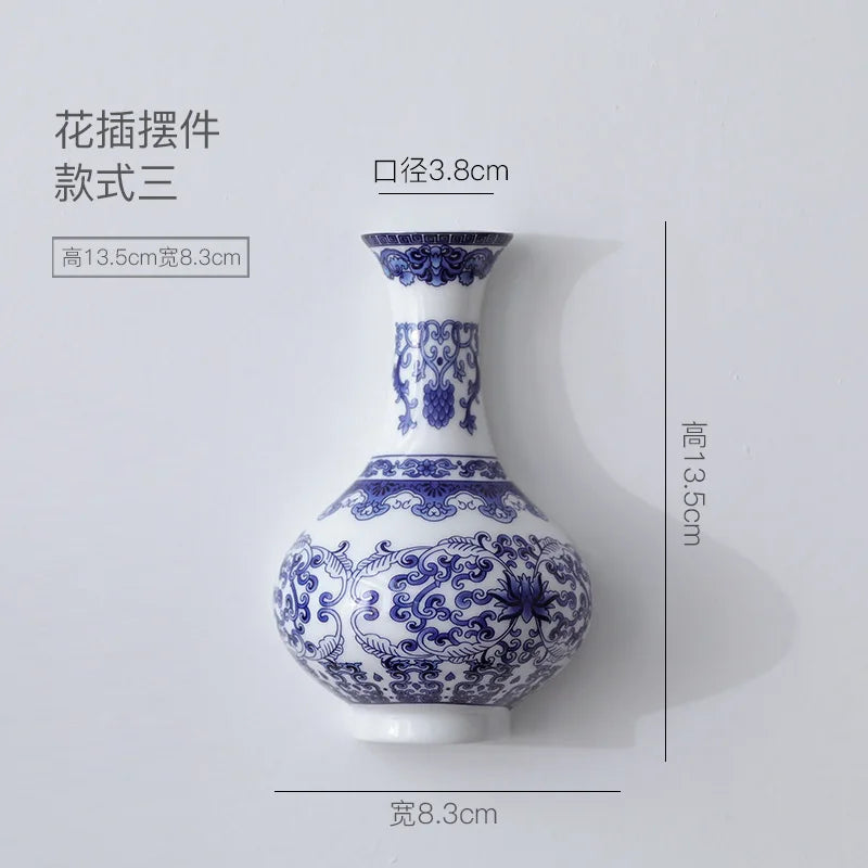 Vase bleu et blanc orné d'un motif floral complexe, avec des dimensions indiquées pour la hauteur et la largeur.