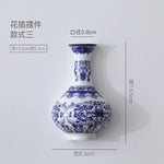 Vase bleu et blanc orné d'un motif floral complexe, avec des dimensions indiquées pour la hauteur et la largeur.