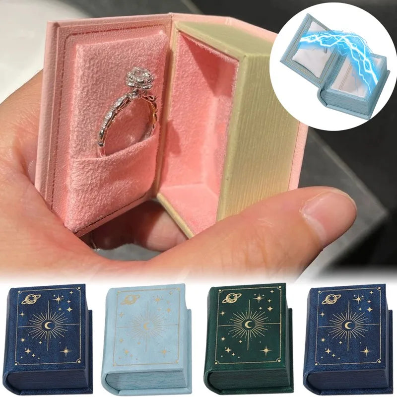 boîte rangement bijoux forme livre motifs astronautes étoiles lune classique couleurs vert rose bleu