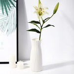 vases blancs modernes rayures horizontales rose pâle vert clair décoration intérieure minimalistes