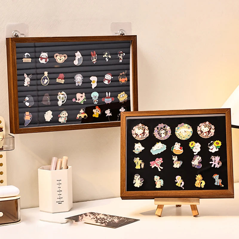 présentoir porte badges acrylique réutilisable contemporain bois marron noir clips badges