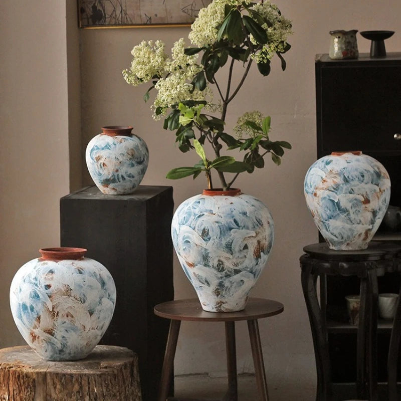 vase artisanal bleu blanc marron marbré rustique arrangement floral branches fruits decoration intérieure