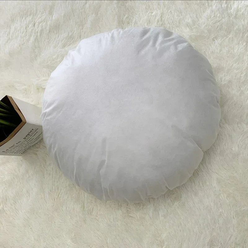 Coussin rond blanc sur chaise en bois décoration intérieure