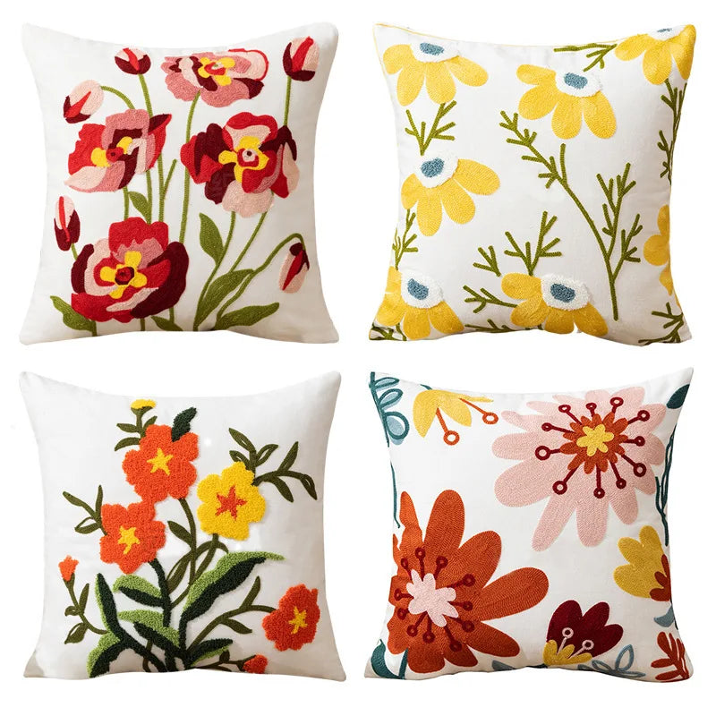 housse coussin carrée brodée fleurs colorées coton blanc décoration canapé salon moderne intérieur