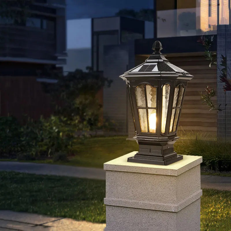 lampadaire solaire or noir classique verre transparent fenêtres rustique manoir panneau solaire led
