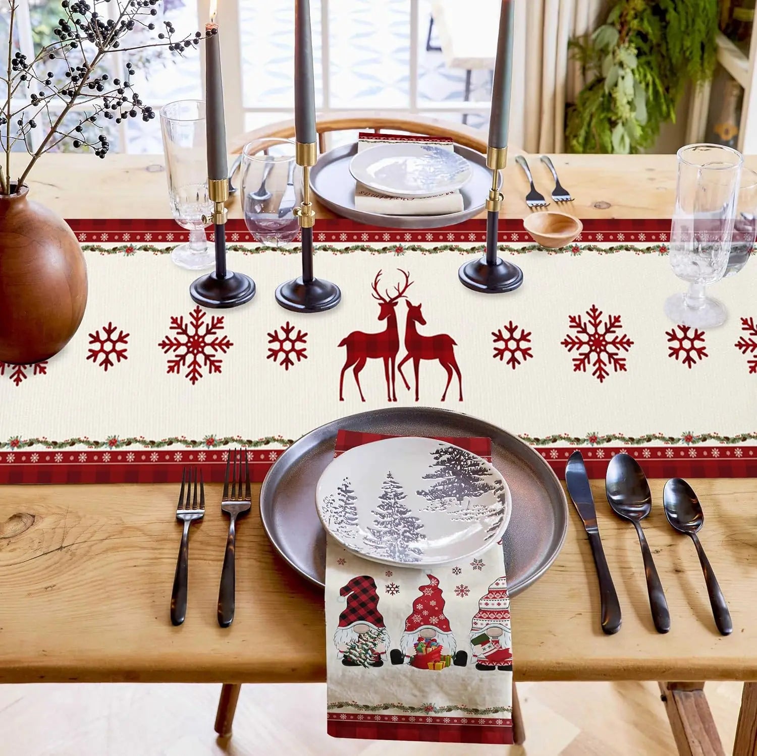 Une décoration de table festive avec des motifs hivernaux et des bougies, sur un plan de travail en bois, créant une atmosphère chaleureuse et accueillante pour le temps des fêtes.