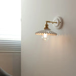 lampe murale vintage blanc doré texture relief ampoule led interrupteur chaîne éclairage quotidien moderne